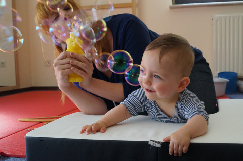 Beim Bobath-Konzept kommen alltägliche Materialien und Spielsachen zur Anwendung, die Kinder motivieren - wie Seifenblasen.