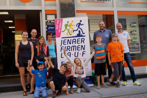 Die Erstplatzierten nehmen ihre Preise entgegen_Kinderlauf 2017