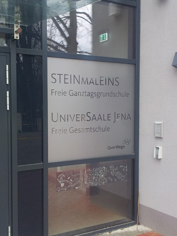 Die Eingangstür des Schulgebäudes.