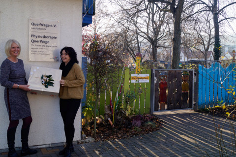 Geschenk für QuerWege Einrichtungen, übergeben von Frau C. Albrecht-Blase, Erste Hilfe Thüringen, an Frau A. Zschegner.jpg