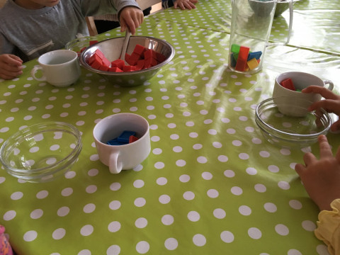 Üben von Umgangsformen am Mittagstisch