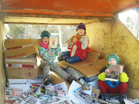 Kinder sammeln ausgelassen Altpapier_02_2017