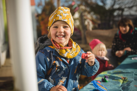 Kind lacht bei Sonnenschein