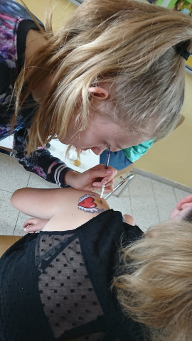 Verantwortungsfest 2017_An der Schminkstation