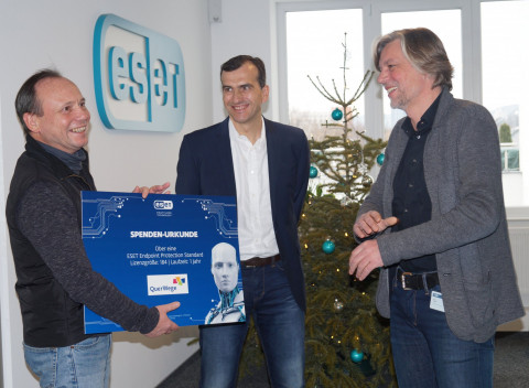 Spendenübergabe_ Herr Millius_QuerWege (li.) nimmt die Spendenurkunde von Herrn Thiel (Mitte) und Herrn Wetzel (re.)der Firma ESET entgegen
