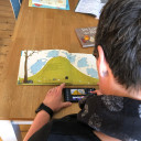 Simone liest Kinderbücher ein und produziert kleine Videoclips