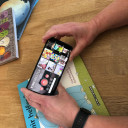 Simone liest Kinderbücher ein und produziert kleine Videoclips