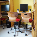 Computerarbeitsplätze in einem Stammgruppenraum der SteinMalEins Grundschule im Paradies.