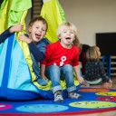 Kinder auf Hängeschaukel