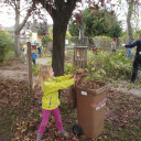 Schwabenhaus beim Gartenherbsteinsatz_gefallene Blätter in die Tonne