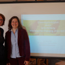 Anke Mamat ist die Leiterin der Kita BiLLY. Sie steht recht. Die Frau daneben ist Prof. Dr. Solveig Chilla. Sie hat einen Vortrag gehalten.