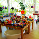 Kleiderbasar Pi mal Daumen_Spielzeugberge warten auf Käufer_innen