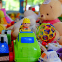 Kleiderbasar Pi mal Daumen_Spielzeugberge warten auf Käufer_innen