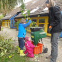 Schwabenhaus beim Gartenherbsteinsatz_Kleine Hände-große Hilfe