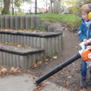 Schwabenhaus beim Gartenherbsteinsatz_Kleiner Mann im großen Einsatz