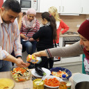 Die syrischen Köche führen Regie beim Kochen.