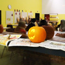 Leuchtende Halloween-Kürbisse beobachteten das Treiben.