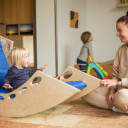 Erzieherin spielt mit Kind