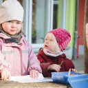Kinder spielen im Garten.