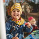 Kind lacht bei Sonnenschein
