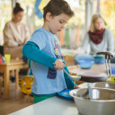 Beim Mittagessen im Restaurant.