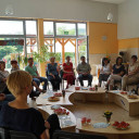 Gäste hören sich den Vortrag an.