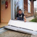 Die mobile Rampe überbrückt die Stufe zwischen Kita und Gartenbereich.