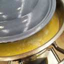 Wer errät, was in diesem Topf brodelt? Es ist duftender Reis!