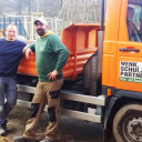 Sandspende für den Schulhof: Herr Seifried und Herr Czichy von Wenk, Schulz & Partner.