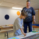 Schwabenhaus_PJ Inklusive Bretterkunst_Erlernen der Wolkentechnik eines afrikanischen Künstlers