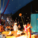 Die Clowns treten auf.