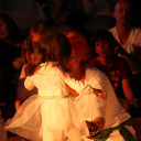 Ein Mädchen kurz vor dem Auftritt.